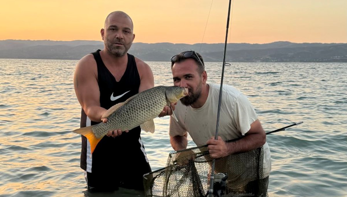 13 kilo sazan yakaladı: Öpüp suya geri saldı