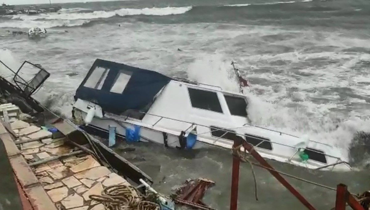 İzmir ve Ayvalık'ta fırtına onlarca tekneyi batırdı