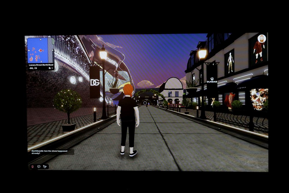 <p>Decentraland’ın kreatif direktörü <strong>Sam Hamilton</strong>, dijital ürünlerin ve metaverse alışveriş deneyimlerinin gittikçe yayılmasıyla birlikte insanların kendilerini ifade edebilecekleri bir alan yaratmayı ve avatarlarındaki giyilebilir ürünler aracılığıyla kendi tarzlarını gösterebilecekleri bir yer oluşturmayı mantıklı bir hamle olarak gördüklerini söyledi.</p>“></p><p>Decentraland’ın kreatif direktörü <strong>Sam Hamilton</strong>, dijital ürünlerin ve metaverse alışveriş deneyimlerinin gittikçe yayılmasıyla birlikte insanların kendilerini ifade edebilecekleri bir alan yaratmayı ve avatarlarındaki giyilebilir ürünler aracılığıyla kendi tarzlarını gösterebilecekleri bir yer oluşturmayı mantıklı bir hamle olarak gördüklerini söyledi.</p><ul class=