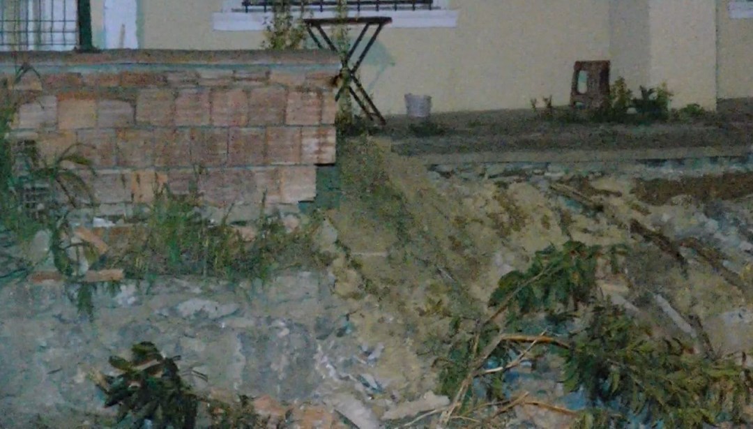 İnşaatın temel kazısında yan binanın istinat duvarı çöktü