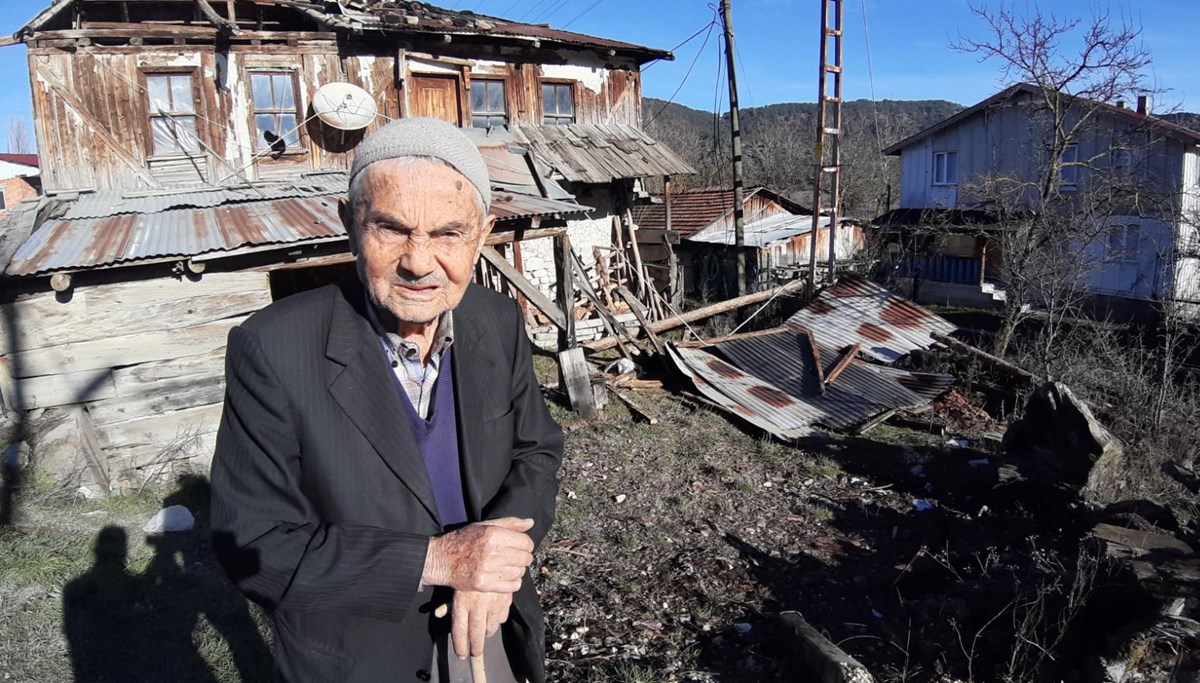 Bolu'da evinin çatısı uçan yaşlı adama camide oda hazırlandı