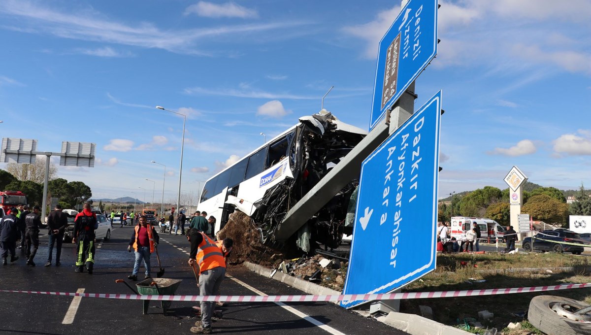 Turistleri taşıyan otobüs otomobille çarpıştı: 2 ölü, çok sayıda yaralı