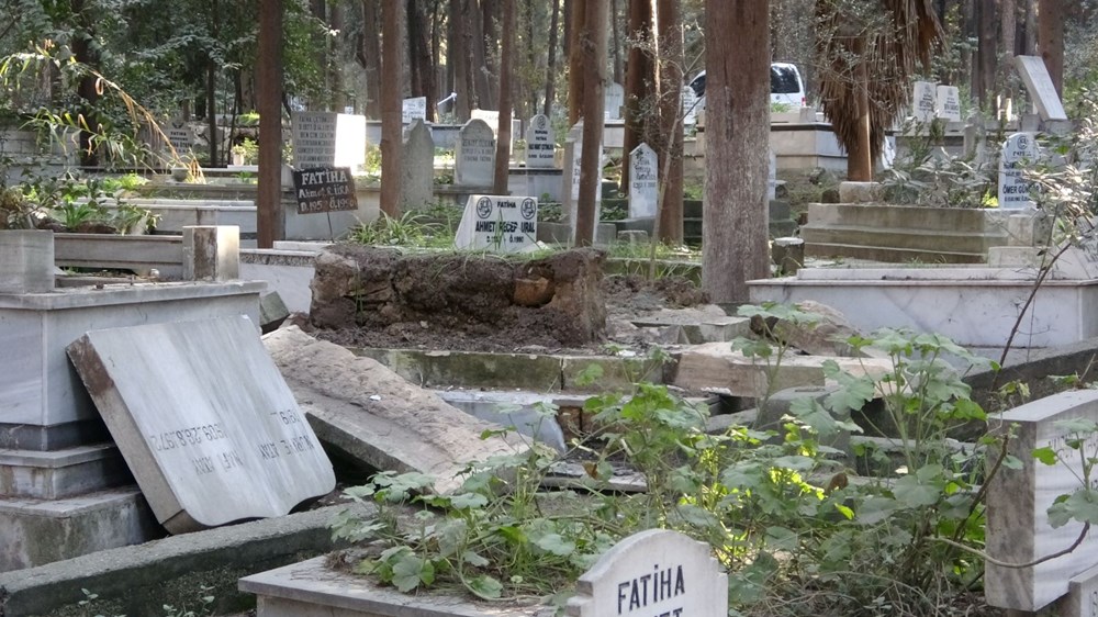 Deprem sonrası Hatay'da mezarlar hasar görüp yola uçtu - 5