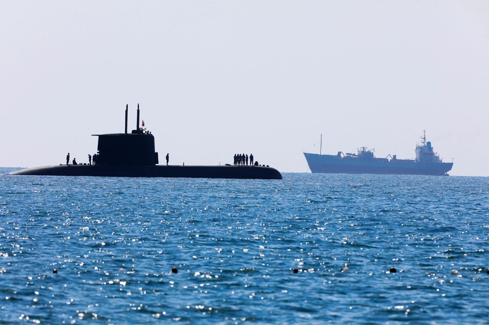 Turkish Submarine Seen On Konyaaltı Beach Surprised Tourists - 4