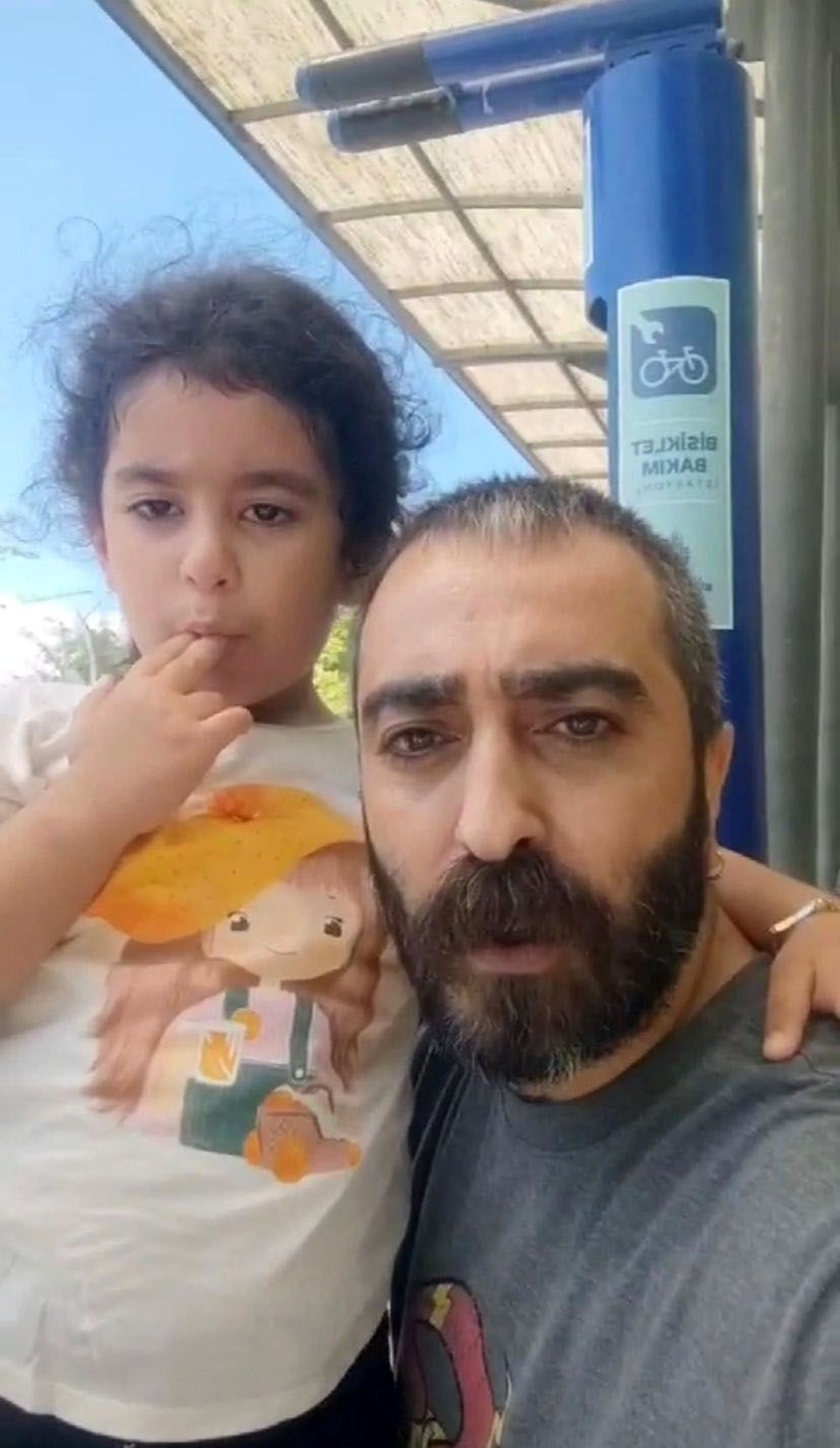 Mesafeyi beğenmeyen taksici, 4 yaşındaki kızıyla birlikte taksiden indirdi - 4