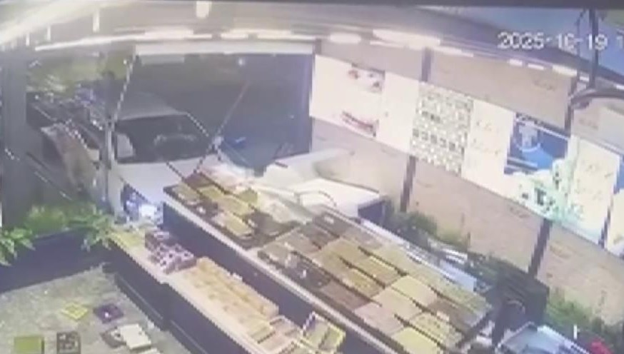 Pendik'te araba iş yerine daldı