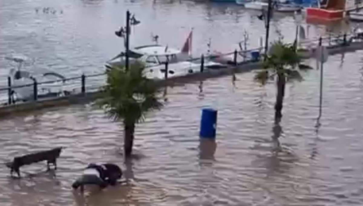 Bursa'daki sağanak hayatı felç etti Bursa'daki sağanak hayatı felç etti