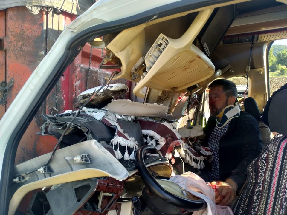 Bilecik'te kamyona çarpan minibüsteki 13 kişi yaralandı - 1