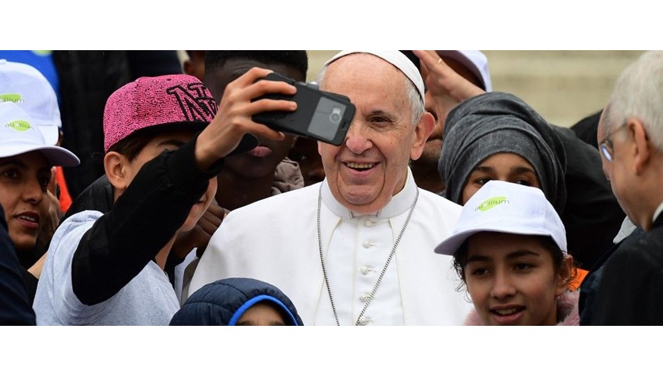 Papa Francis sığınmacı çocukları aracına aldı