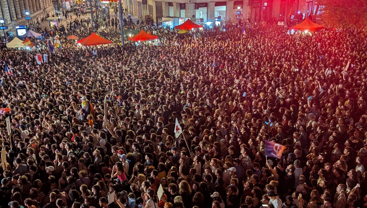 Fransa'da sokaklar karıştı: İlk tur gecesi aşırı sağ karşıtları sokağa indi