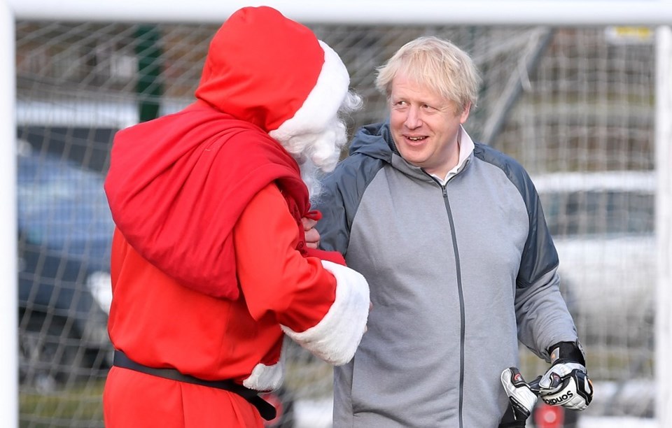 İngiltere Başbakanı Johnson çocuklarla 'penaltı' atışları yaptı - 1