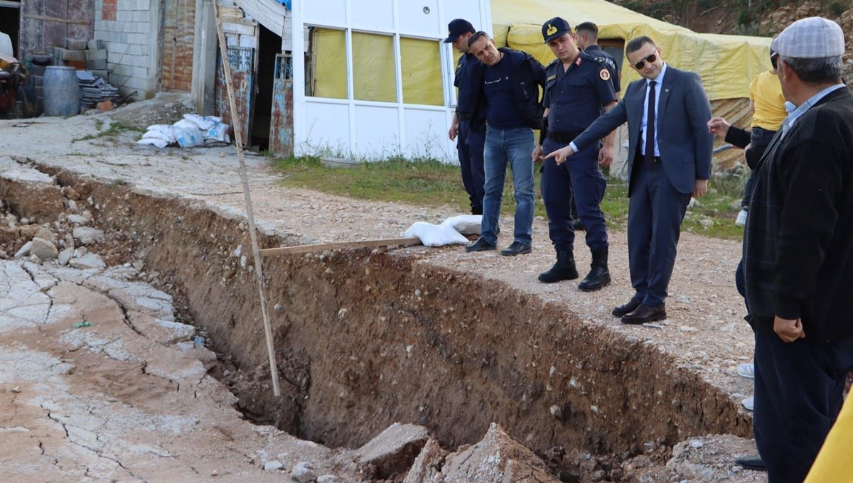 Afyonkarahisar'da heyelan riski: 5 ev boşaltıldı Afyonkarahisar'da heyelan riski: 5 ev boşaltıldı