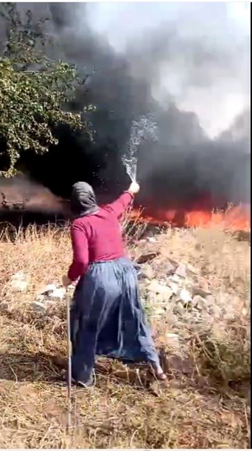 Mardin'de şaşkına çeviren görüntü! Ağzında sigarayla yangın söndürdü - 3