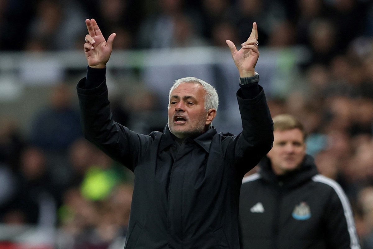 Jose Mourinho, Newcastle maçında sık sık kenardan futbolcularına talimat verdi.