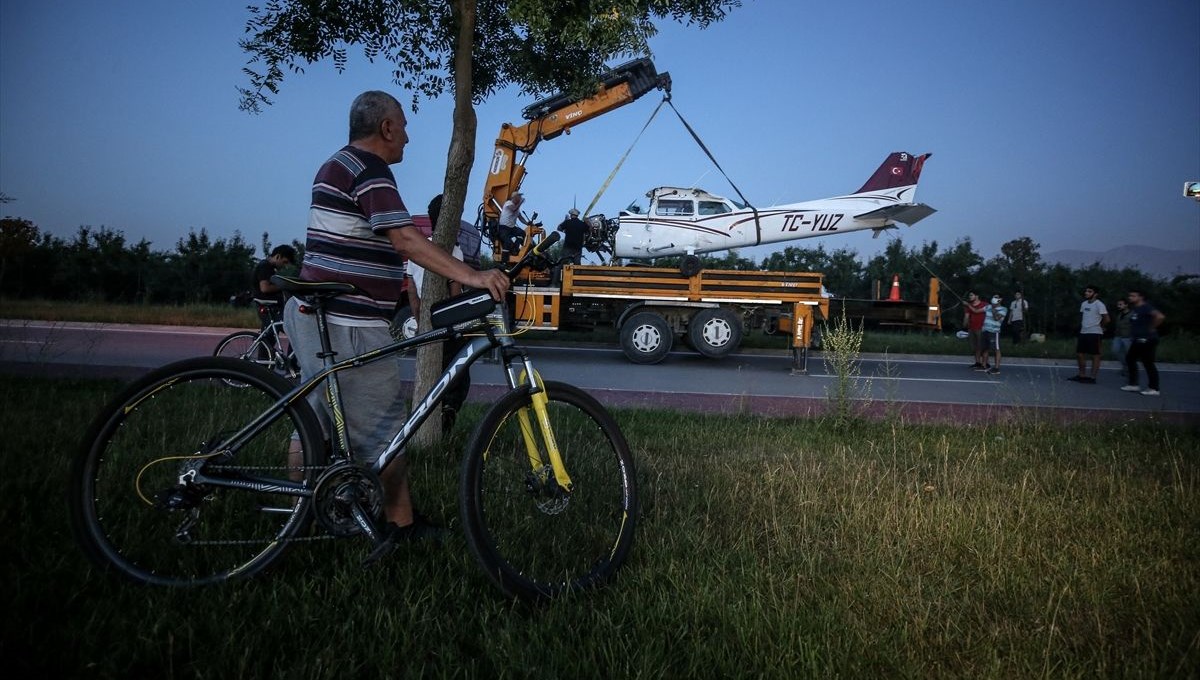 Bursa'da bahçeye inen eğitim uçağı vinçle kaldırıldı