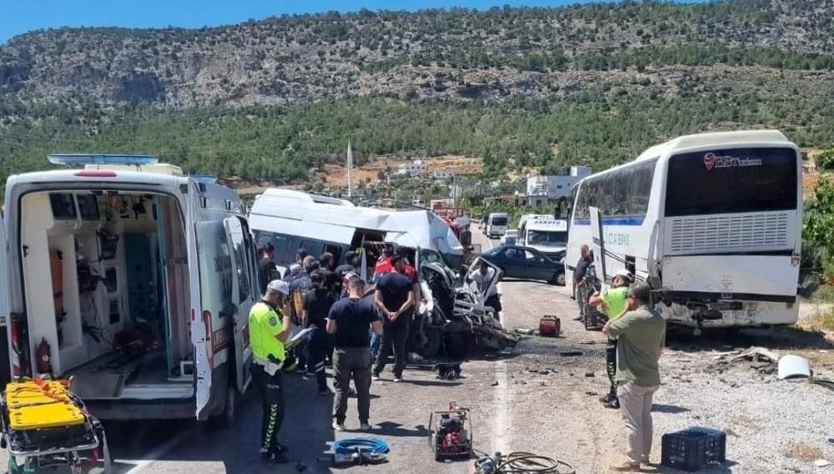 Mersin'de feci kaza | Minibüs, otobüse çarptı: 1 ölü, 2 yaralı