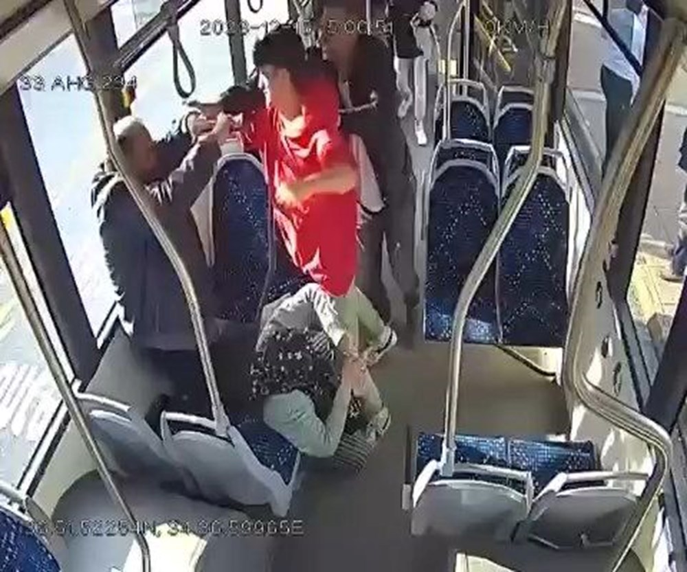 Belediye otobüsünde dehşet anları: Lise müdürü ile oğlu tartıştıkları yaşlı çifti dövdü - 9