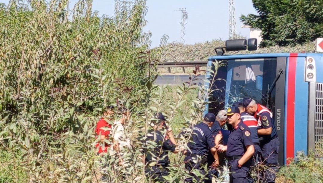 Cezaevi ring aracı devrildi