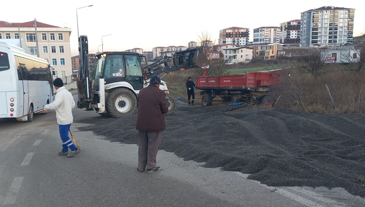 Gizli buzlanma ayçiçeği yüklü traktörü devirdi