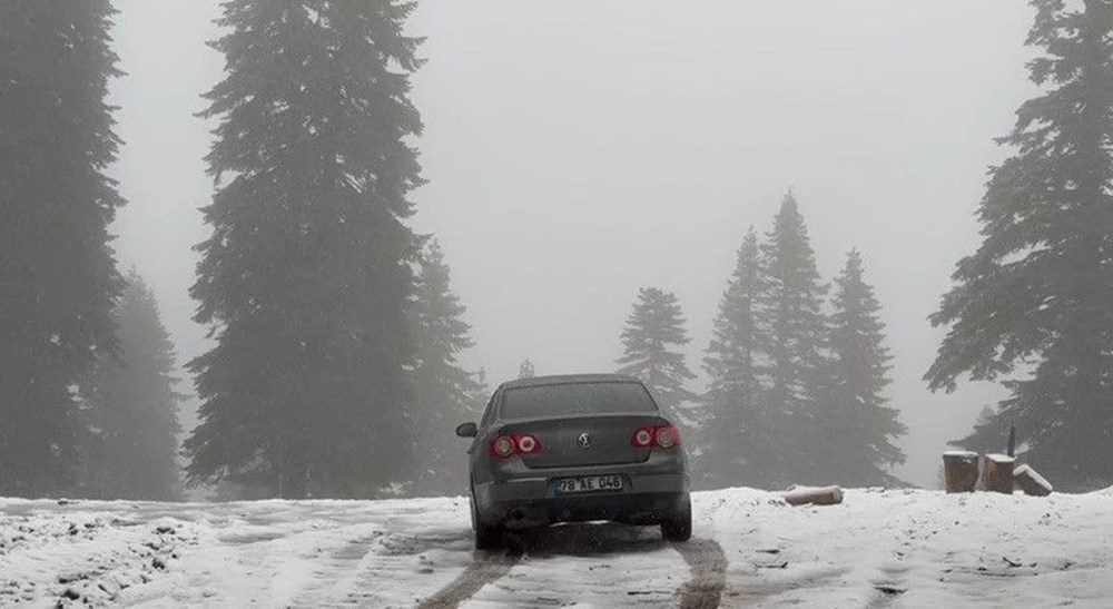Hava sıcaklığı aniden düştü: Kar yağışı etkisini artırdı, yeni güne bembeyaz başladılar - 2