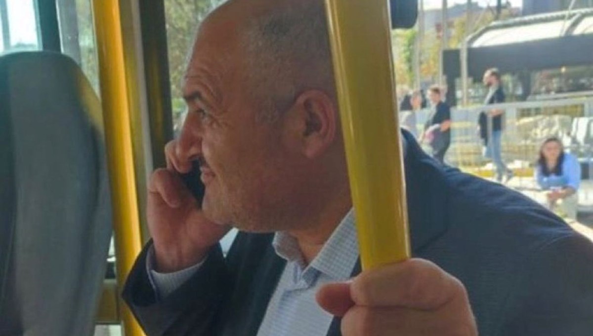 Eyüp Aksu’dan minibüsteki fotoğrafına açıklama: Taksi bulamadığı için mi bindi? Eyüp Aksu’dan minibüsteki fotoğrafına açıklama: Taksi bulamadığı için mi bindi?
