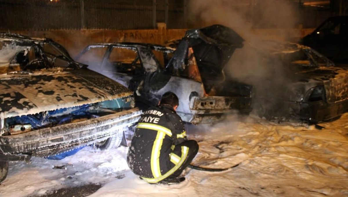 Kayseri'de park halindeki 3 araç yandı