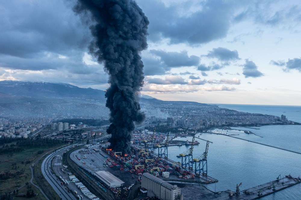 İskenderun Limanı'nda depremde devrilen konteynerlerde çıkan yangın devam ediyor - 8