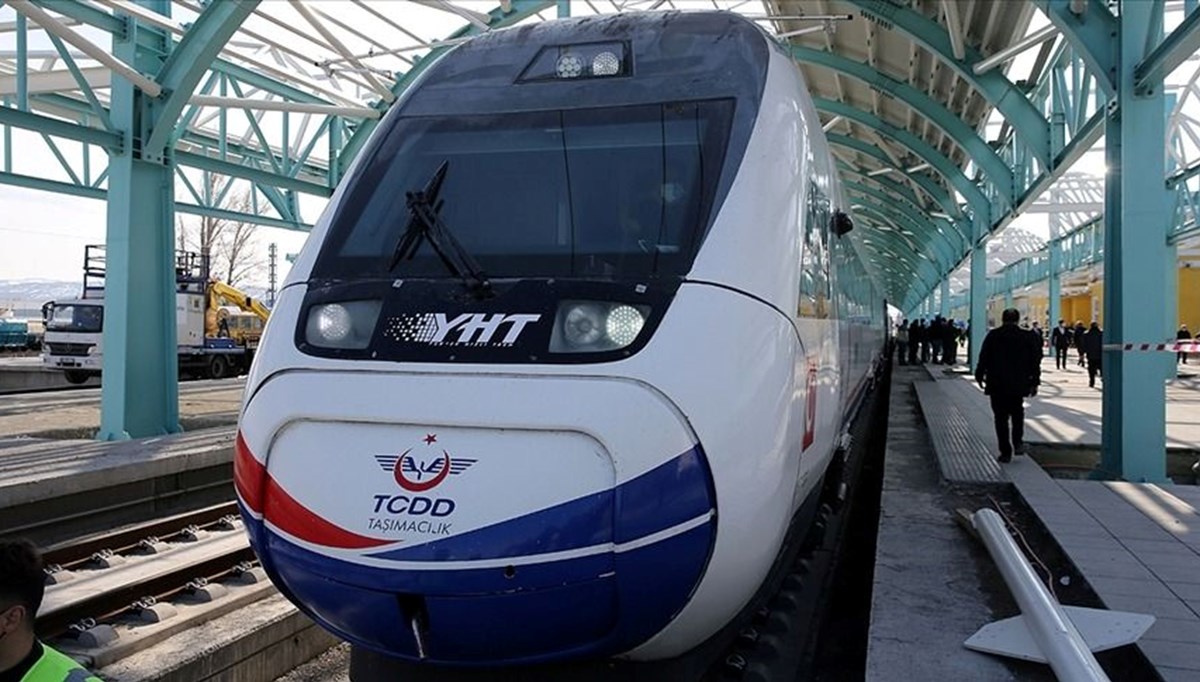 Ankara-İzmir Hızlı Tren Hattı bir yıl erken bitirilerek 2027'de hizmete girecek Ankara-İzmir Hızlı Tren Hattı bir yıl erken bitirilerek 2027'de hizmete girecek