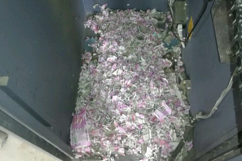 Fareler ATM'deki parayı yedi (9 milyon lira) - 1