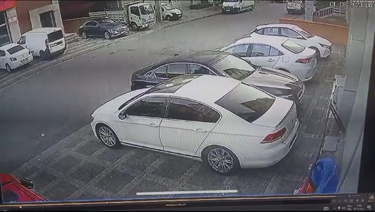 Ümraniye'de park halindeki otomobilden hırsızlık böyle görüntülendi