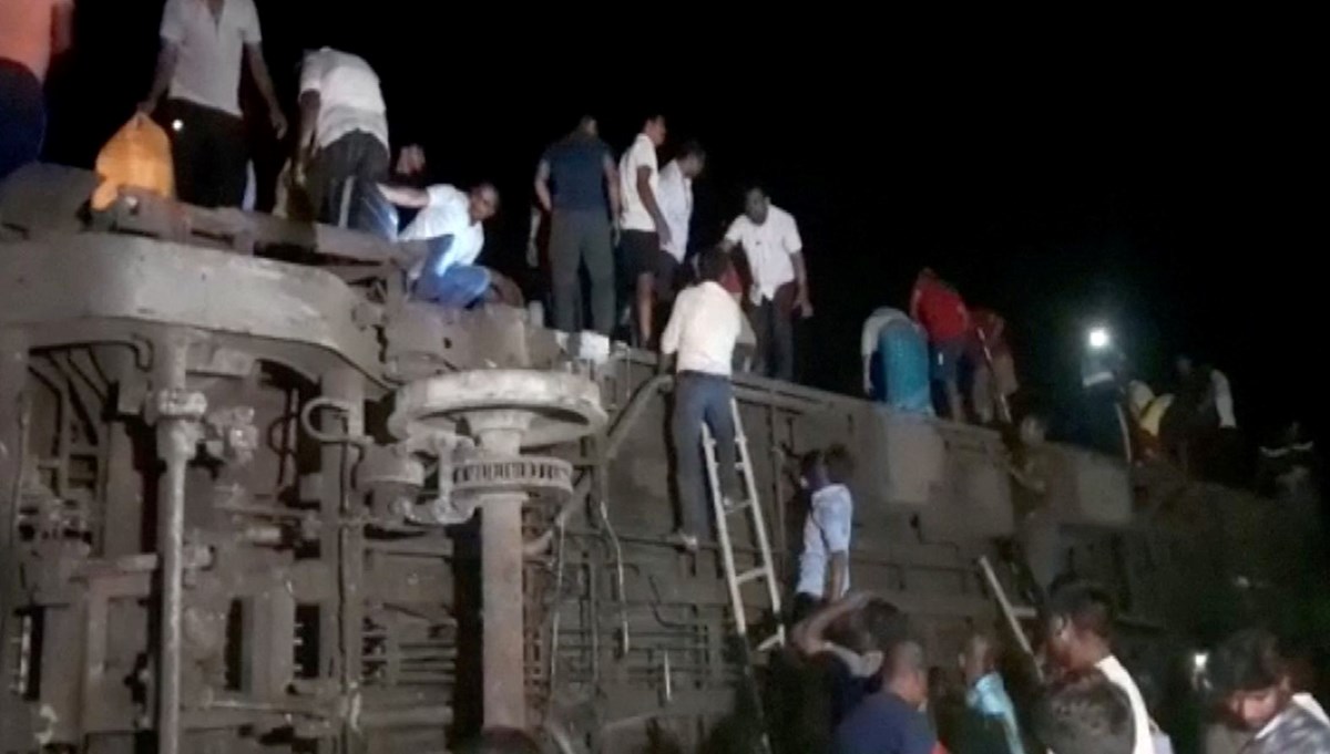 Hindistan'da tren faciası: Ölü sayısı 171'e yükseldi Hindistan'da tren faciası: Ölü sayısı 171'e yükseldi