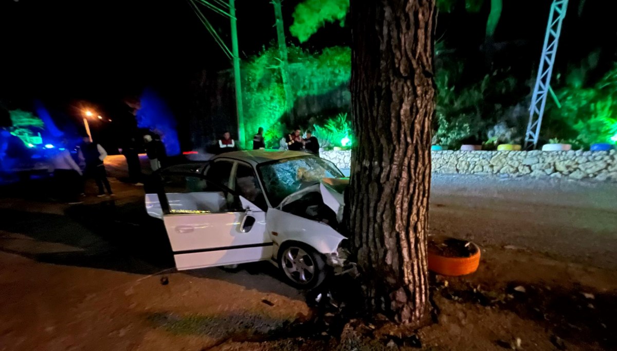 Alanya'da ağaca çarpan otomobildeki 1 kişi öldü, 3 kişi yaralandı