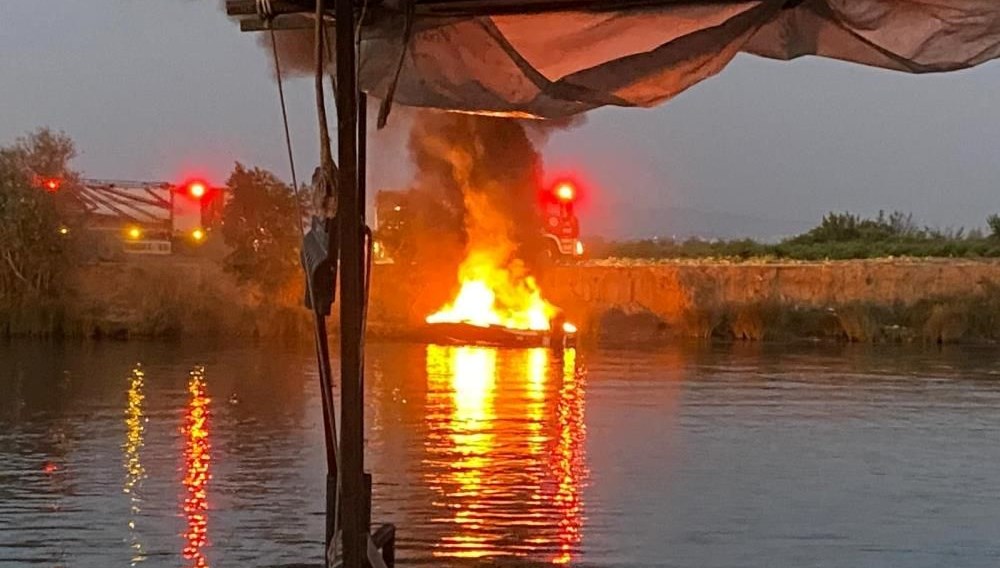 Antalya'da balıkçı teknesi yandı