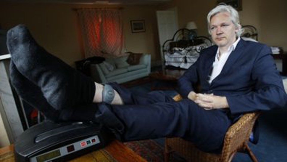 Assange elektronik kelepçeyle  - 1