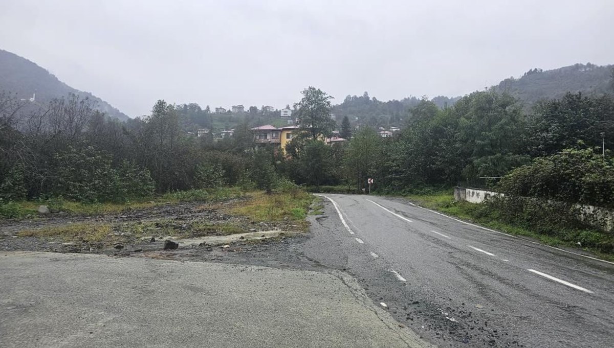Artvin'de heyelan riski: 16 haneli mahalle boşaltıldı Artvin'de heyelan riski: 16 haneli mahalle boşaltıldı
