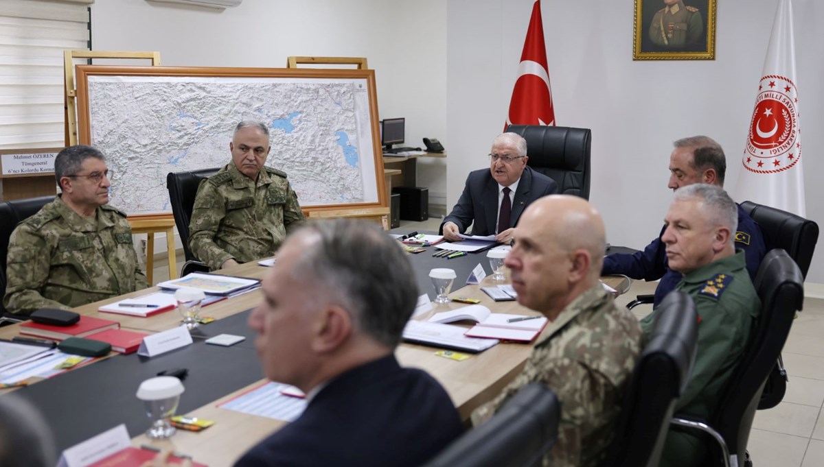 Yaşar Güler ve komutanlar Suriye sınırında: