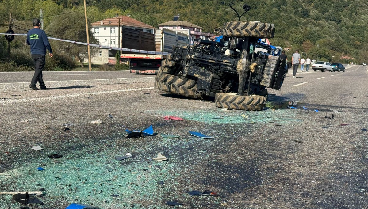 Bartın'da iki otomobille traktör çarpıştı: 4 yaralı