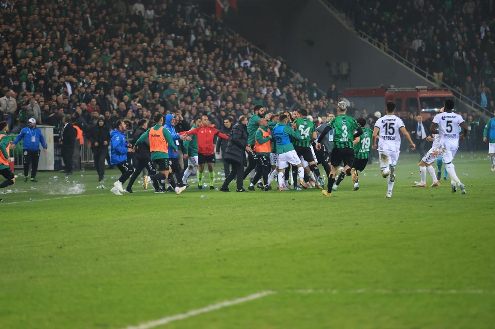 Sakaryaspor-Kocaelispor maçında ortalık karıştı, maç 15 dakika uzadı - 10