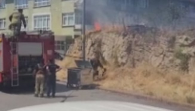 Ankara'da elektrik direği yangına sebep oldu