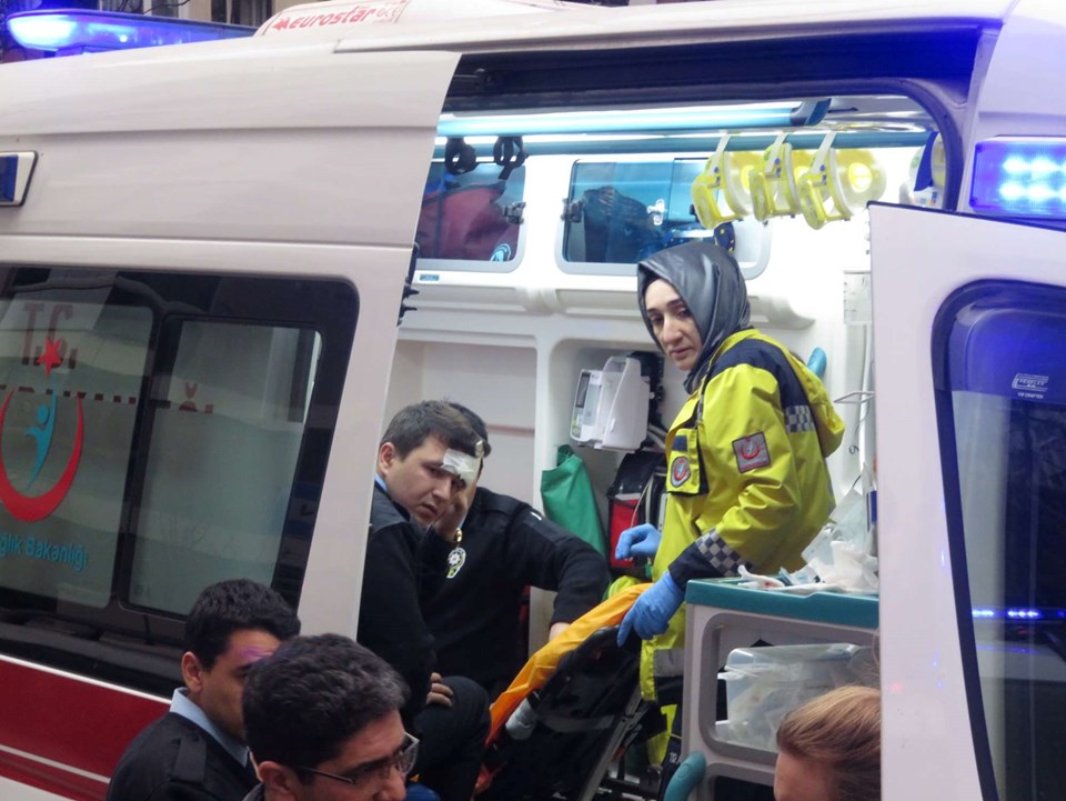 Kadıköy'de polise kürekli saldırı: 3 polis yaralandı - 1
