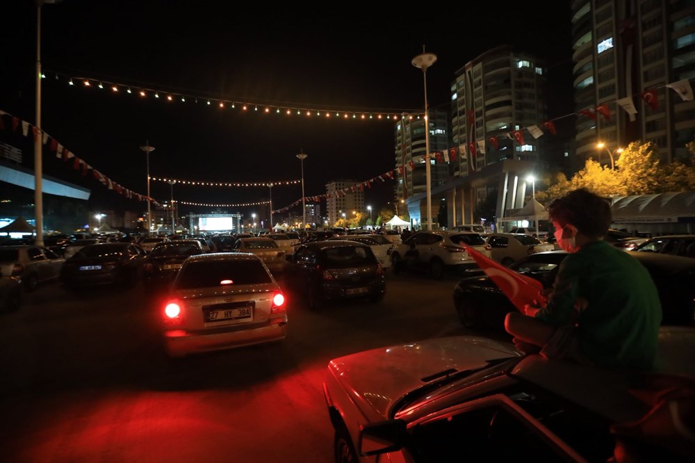 Şanlıurfa'da Naim filmi oyuncusu Hayat Van Eck'in de katıldığı arabalı sinema etkinliği - 6