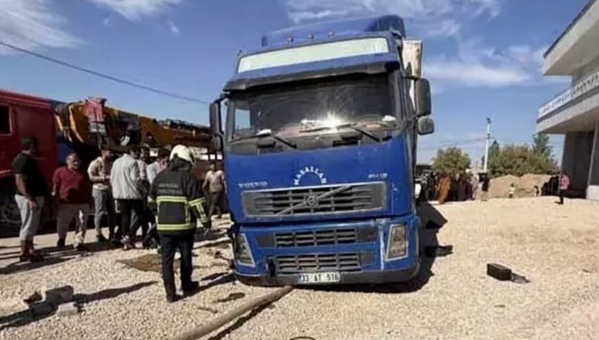Lastiği değiştirmek isterken TIR'ın altında kaldı