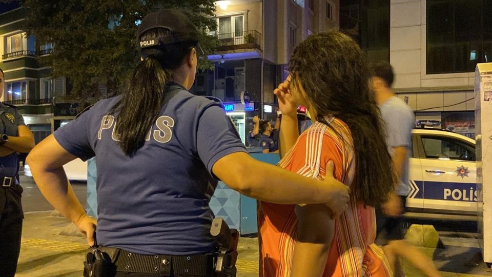 Beyoğlu'nda 'duran kadın' polisi alarma geçirdi - 2