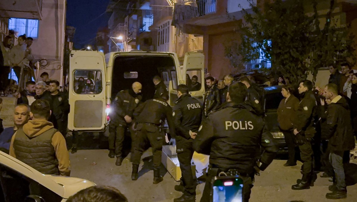 İzmir'de bir kişi eşini öldürdükten sonra intihar etti: Uzaklaştırma kararı bulunuyordu İzmir'de bir kişi eşini öldürdükten sonra intihar etti: Uzaklaştırma kararı bulunuyordu
