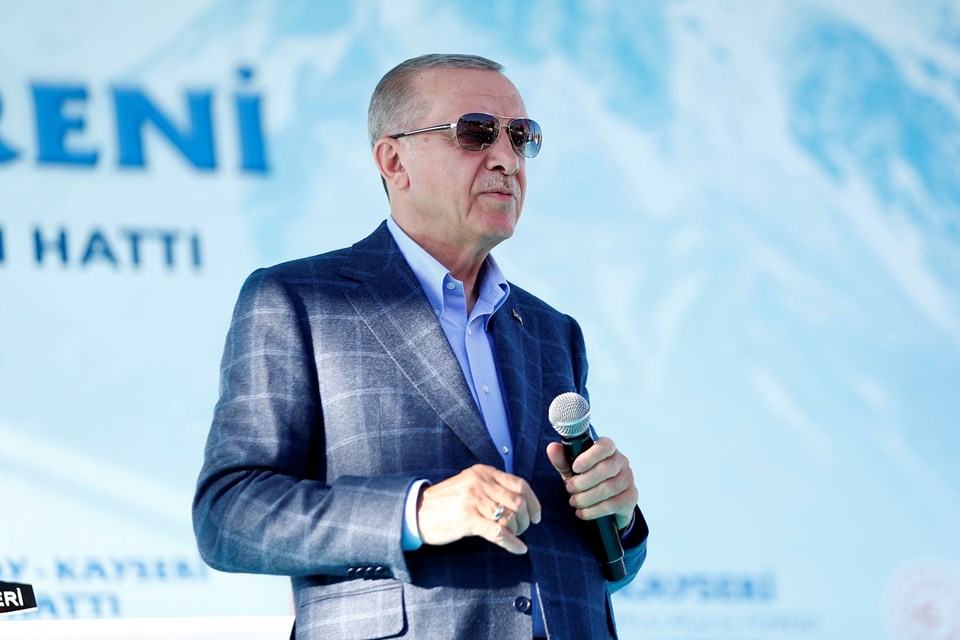 Cumhurbaşkanı Erdoğan, ""Ben AK kadınlara inanıyorum. Onlar liderlerini yalnız bırakmaz" dei.