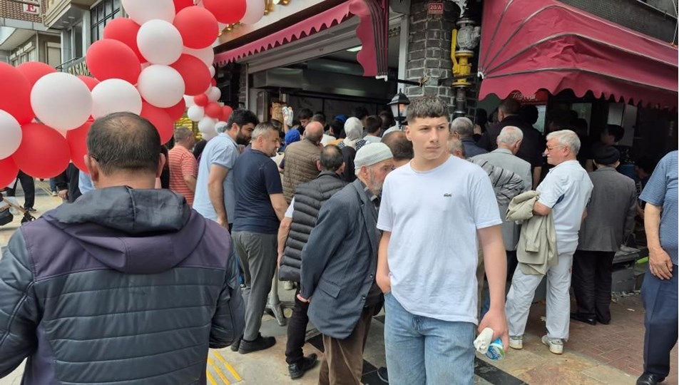 Bir liraya tavuk döner izdihamı