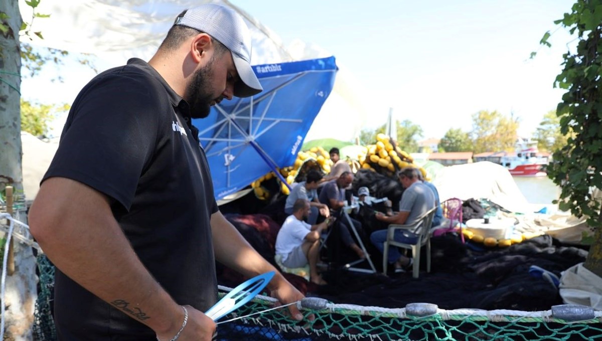 Palamuttan ümidini kestiler: Ağlarını hamsi için onardı