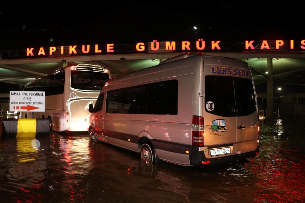Kapıkule Gümrük Sahası'nı su bastı, sınırda geçişler durdu - 6