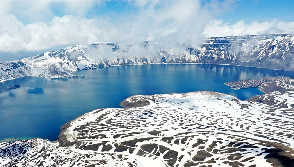 Dünyanın 2. en büyük krater gölü Nemrut... Karla kaplı görüntüsüyle kendine hayran bırakıyor