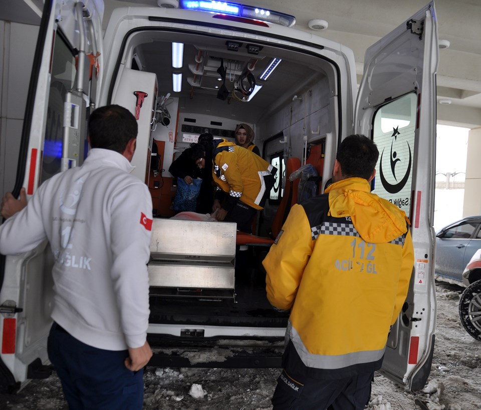 Muş'ta yolcu otobüsü devrildi: 40 yaralı - 1